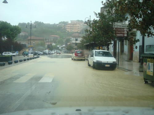 Loreto Aprutino allagata da acqua a fango Loreto Aprutino allagata da acqua a fango