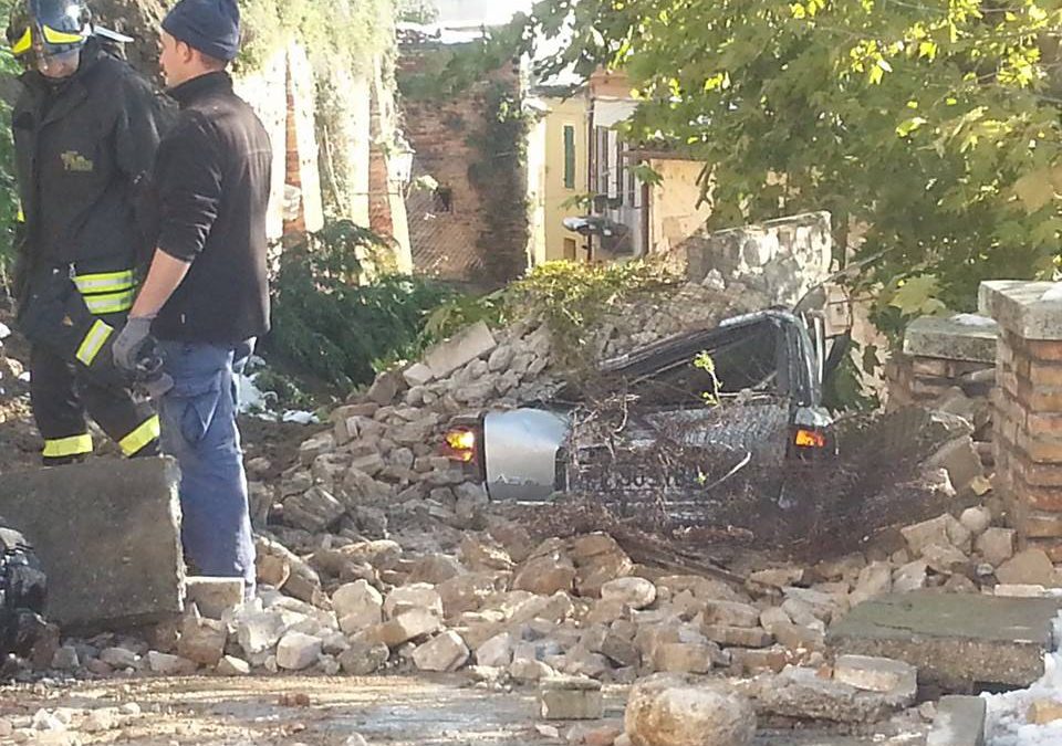 Sfiorata tragedia a Loreto: frana un muro, schiacciata una macchina in sosta