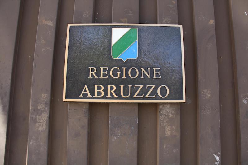 Regione: tagliano tutto meno retribuzioni assessori e consiglieri