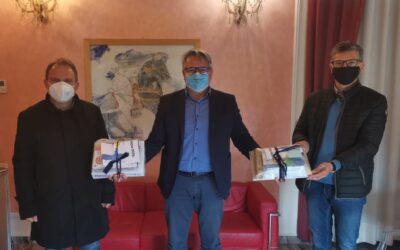 IL ROTARY CLUB VESTINI DONA MATERIALE DIDATTICO AI BAMBINI BISOGNOSI