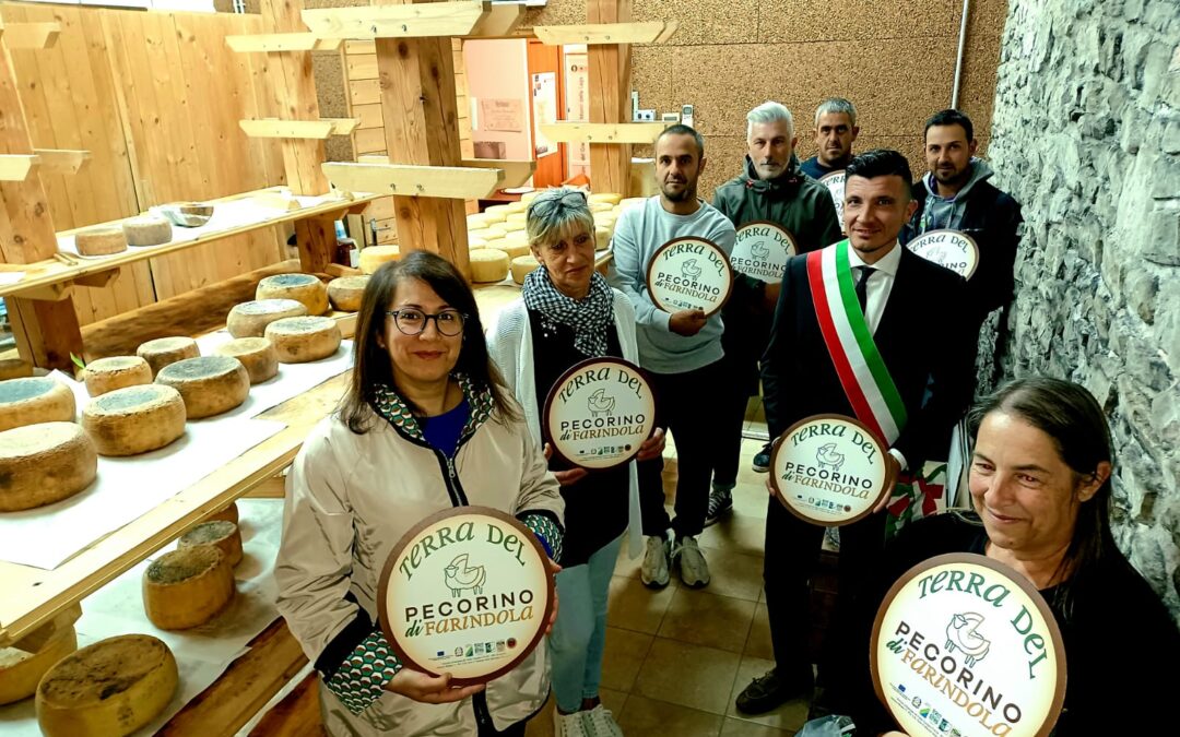 FARINDOLA: CONSEGNATE LE TARGHE ESPOSITIVE AI PRODUTTORI DEL PECORINO